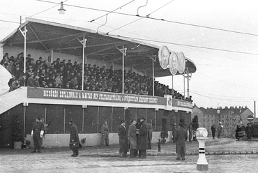 Az Árpád (Sztálin) híd avatására épített tribün, 1950. Forrás: Fortepan / UVATERV