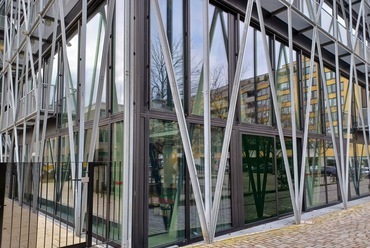 A "taz" szerkesztőségének épülete, építészet: E2A / Piet Eckert & Wim Eckert Architekten, Zürich – fotó: Brenner János