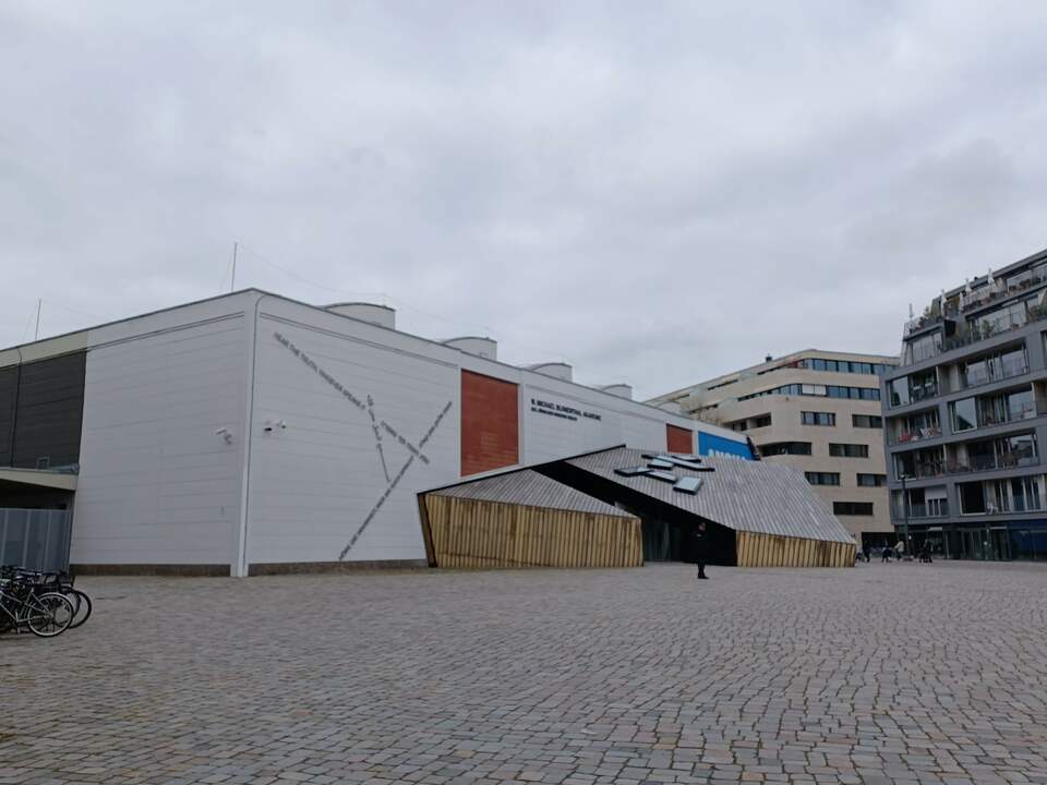 A Zsidó Múzeum akadémiájának felvételi épülete, építész: Daniel Libeskind; a háttérben a volt virágpiac – fotó: Brenner János