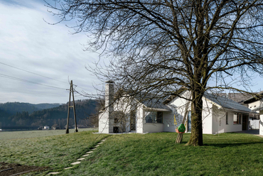 SKUPAJ ARHITEKTI, mKutin arhitektura: House for Modest Living. Litija, Szlovénia. Fotó: Miran Kambič