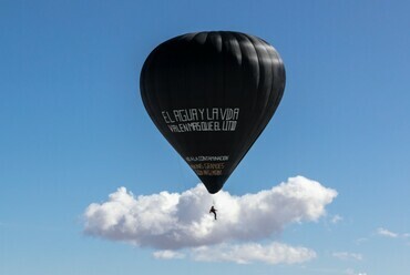 Fly with Aerocene Pacha, egy kísérlet, mely 32 világrekordot döntött meg, az eddigi legfenntarthatóbb emberi repülés volt – egyben egy demonstráció az argentin Salinas Grandesben zajló lítiumkitermelés ellen. Forrás: pacha.aerocene.org