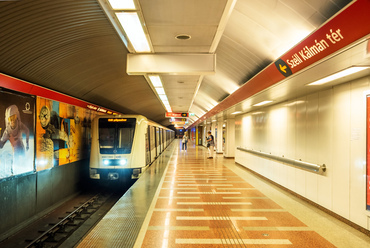 A metróvonal 2004-2007 közti teljes felújítása során csak néhány állomáson maradt meg az eredeti arculat egy része, a Széll Kálmán téren csak a padló kövezése őrzi a korábbi építészetet.