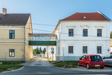 Csákvár országos jelentőségű műemléke az egykori barokk kórház és zárda épülete, amelyet Esterházy Miklós Móric gróf 1888-ban bővítetett, látványos híddal is összekötve a két épületet a mai Szent Vince utca fölött.