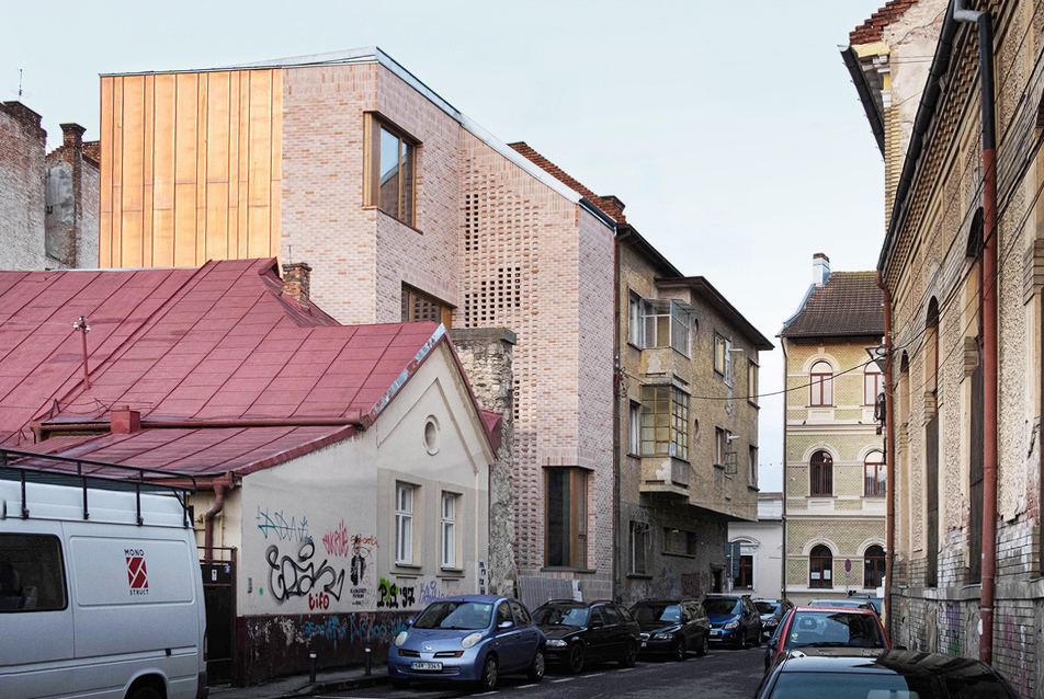 Transzparencia ősi városfallal – Építészek irodaháza Kolozsváron