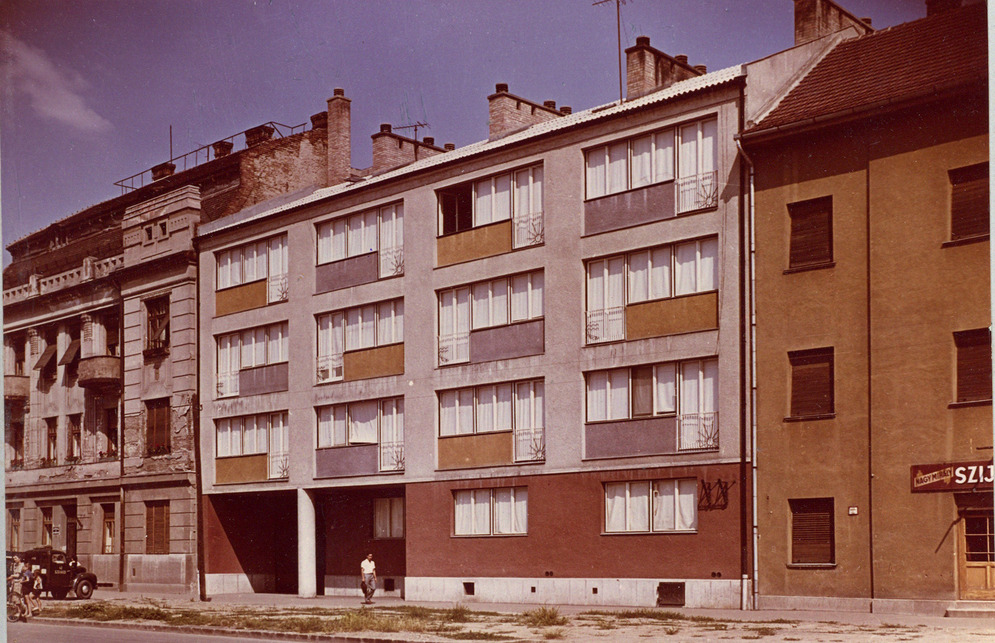 Snopper Tibor: Lakóház a szegedi Marx (ma Mars) téren. Terv: 1958, épült: 1958-1959. Fotó: Buzsáki Ferenc.