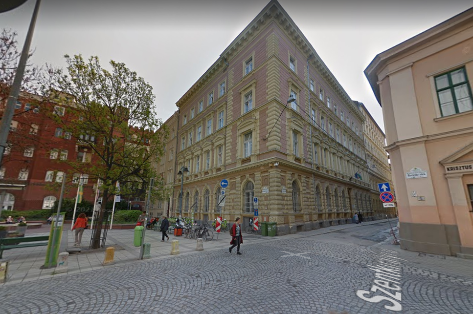 A Szentkirályi utca 40. alatt álló, a Mikszáth Kálmán térre néző épület. Forrás: Google Street View