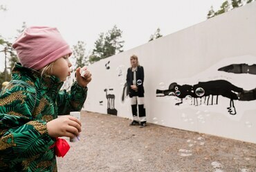 Metsola porvédő fal – fotó: Paula Virta / EMMA - Espoo Museum of Modern Art