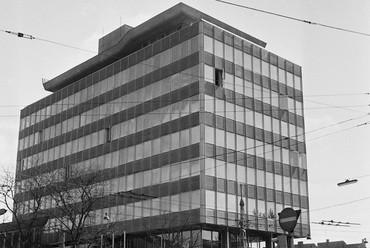 A Thököly út 97-101. alatt álló irodaház, amely a Pest Megyei Bíróság székházaként működött. A felvétel az átadás évében, 1973-ban készült. Forrás: Fortepan / Bojár Sándor