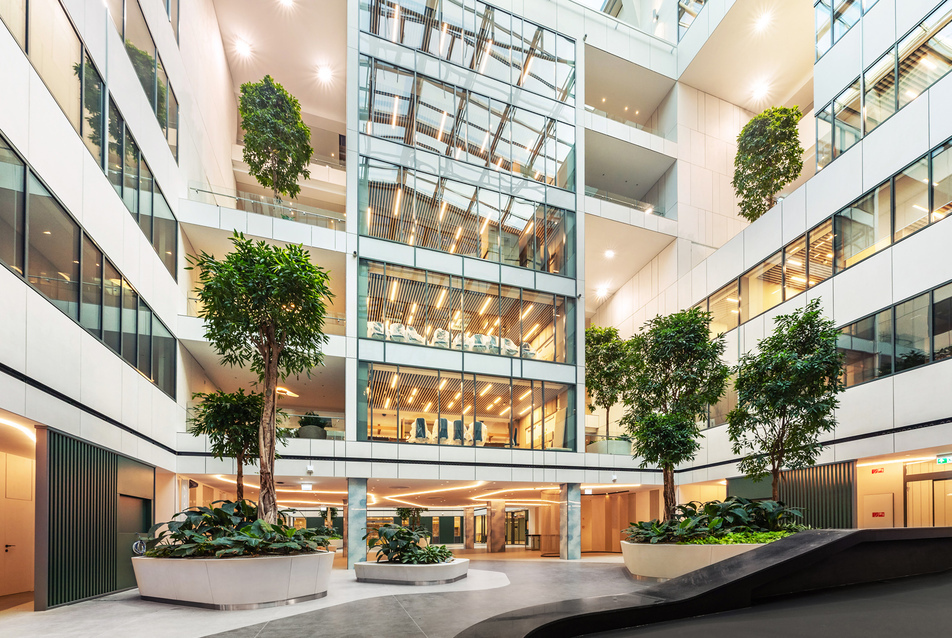 Időtlen szerkesztésű homlokzat, burjánzó belső biofília – az OTP Bank új központi irodaháza
