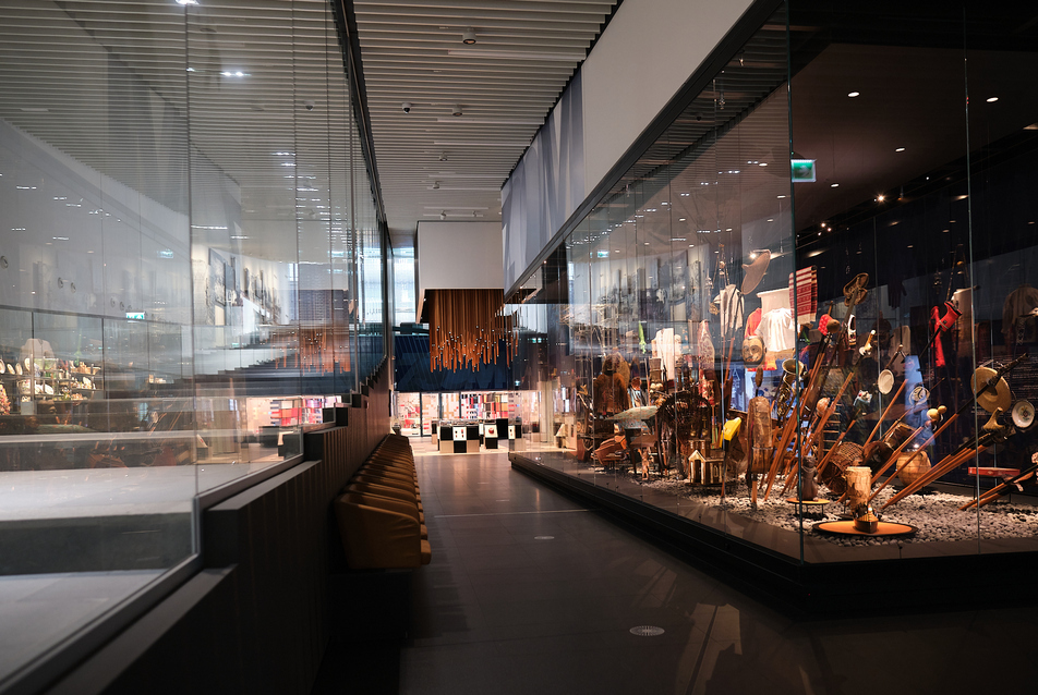 Transzparencia és csillogás – A GMB beltéri üvegfalai az új Néprajzi Múzeumban