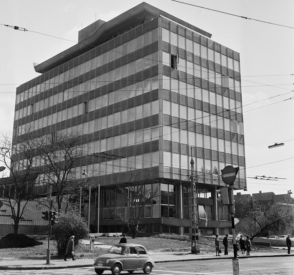 A Thököly út 97-101. alatt álló irodaház, amely a Pest Megyei Bíróság székházaként működött. A felvétel az átadás évében, 1973-ban készült. Forrás: Fortepan / Bojár Sándor