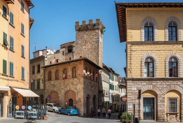 Kisebb tornyok a környék legtöbb városában megtalálhatók. A Poggobonsi régi városháza mellett álló Torre del Podestà azon kivételek egyike, amely új állapotában sem volt lényegesen magasabb, csupán óráját és harangját vesztette el az évszázadok alatt.