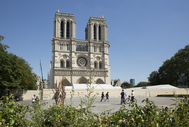 A katedrális előtti tér mostani állapota, Forrás: Joséphine Brueder, paris.fr