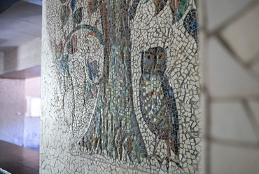 Az oldalbejáratnál, az étterem előtti kis csarnok egyik falán Rozsda Endre Baglyok című alkotása látható. A mozaik 2,5 négyzetméteres, 1958-ban készült el.