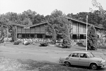 A földvári motel étterem a tihanyi példához hasonlóan szintén a Polónyi Károly és Klimov Borisz tervezte szerkezet felhasználásával készült. (Tervező: Földesi Lajos) Forrás: Fortepan 209125 / FŐFOTÓ