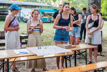 A HETEDIK workshop tagjai a tábor tematikájához kötődő társasjátékot terveztek a hét során. A tábla, a bábuk és a különböző kiegészítő kártyák is elkészültek, a hétvégén többen ki is próbálhatják a játékot. 