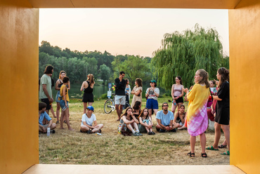 A STRANDKÖNYVTÁR workshop a BME Urbanisztika Tanszék és a KÉK - Kortárs Építészeti Központ közreműködésével valósult meg. Az építményeket Varga Liza és Csanády Anna workshopvezetők ismertették. 