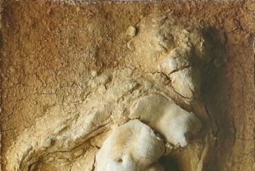 Schrammel Imre: Az elesett, 2007, vörös kőcserép, 1200 °C, 62x35 cm