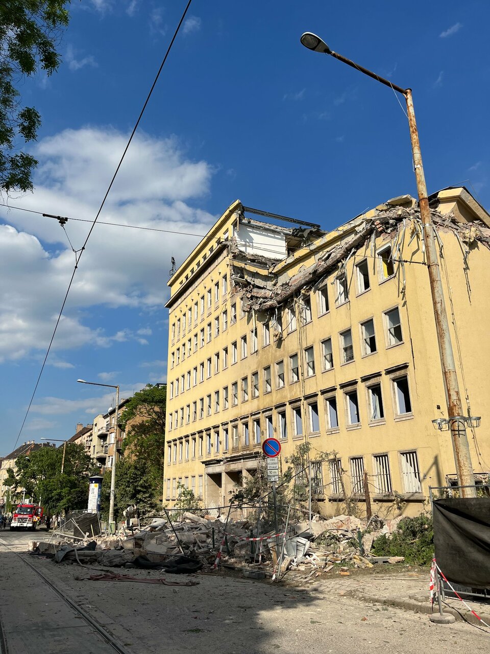 Az omlás a bontás alatt lévő Böszörményi irodaház felső szintjeit érintette. Kép forrása: BBSZ 2022 információs oldal Facebook