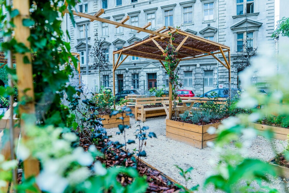 A Rózsakert pihenőpark 2021-es átadásakor. Forrás: Berecz Valter/kepszerk.hu / Terézváros Facebook