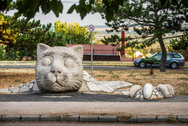 A város legkülönlegesebb szobrának témája viszont egy macska, helybéli nevén Kőci. Csak jóval a terület beépítése után, 1981-ben került a helyére, az akkor 32 éves Gyulavári Pál műhelyéből, aki később még megannyi köztéri szobrot alkotott.