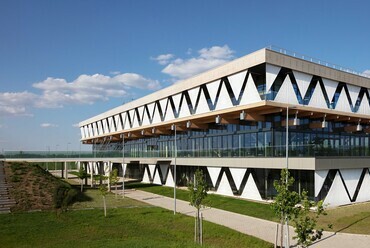 Debreceni Innovációs Központ – tervező: BORD Építész Stúdió – fotó: Bujnovszky Tamás