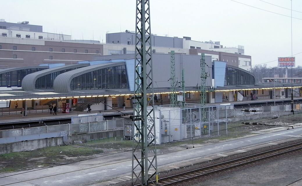 A felújított metróállomás a KöKi Terminállal, 2013 (forrás: Wikipedia)