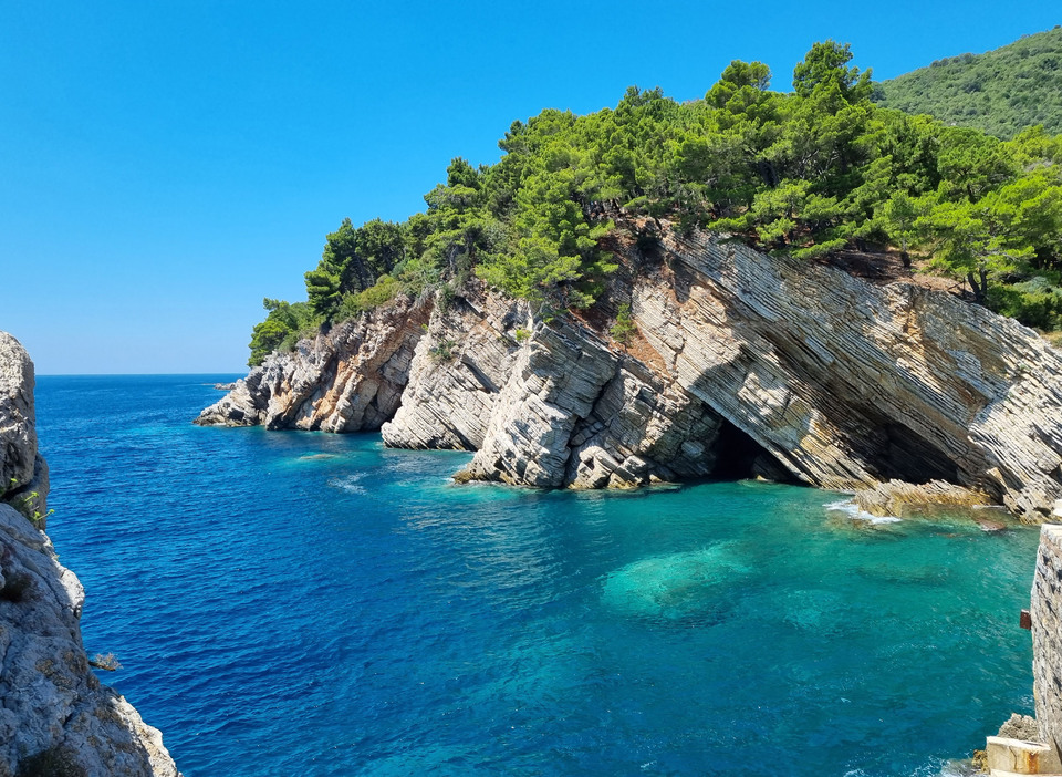 A természet mint építész – barlang az Adria partjánál – a szerző fotója