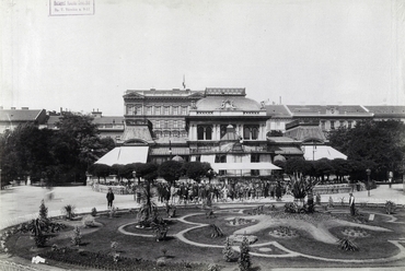 Erzsébet tér, a Kioszk épülete. A felvétel 1890 után készült. forrás: Fortepan / Budapest Főváros Levéltára. Levéltári jelzet: HU.BFL.XV.19.d.1.07.101