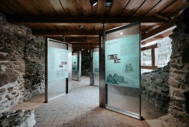 A Balaton vára kiállítás, Szigliget, tervező: Konkrét Stúdió, fotó: Ancza Krisztina