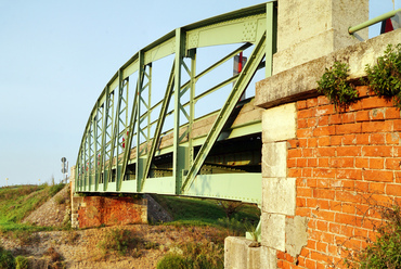 Eredeti, szegecselt szerkezete mellett a híd ékességei a téglából és kőből épült hídfők.