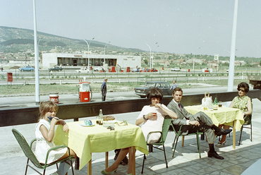 Benzinkút és eszpresszó az M1-M7-es autópálya közös szakasza mellet, 1968. Forrás: Fortepan/FŐFOTÓ