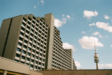Günther Eckert hatalmas, eredetileg diákapartmanokat magában fogalaló épülete. Fotó: Gellért Dániel