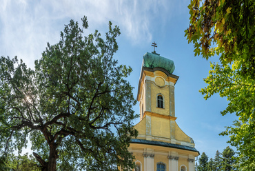 A Budai-hegyvidék egyik leghangulatosabb erdei temploma Budakeszi erdőbe nyúló határában áll. A közel 300 éves Angyalok királynéja templom a Normafához vezető túrautak egyik népszerű állomása, valamint búcsújáróhely.