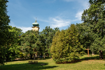 A templom körüli ősfás park védett természeti érték. Innen látható jól a torony teteje, rajta már csak üres körként a 19. század eleji óra helyével, csúcsán a Xaver Pfendtner budakeszi kovácsmester által készített eredeti kereszttel.