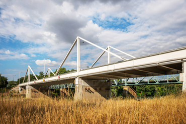 A Makóról Szegedre tartó 43-as főúton áll a Maros különleges felépítésű közúti hídja, ami felépítésében jó harminc évvel előzte meg a ferdekábeles hidak korát, a kis mérettartományban célszerűbb merev függesztőivel.