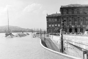 Látkép árvíz idején a Széchenyi Lánchídról a Kossuth híd felé felé. Jobbra a Magyar Tudományos Akadémia épülete. 1953. Fortepan / Keveházi János