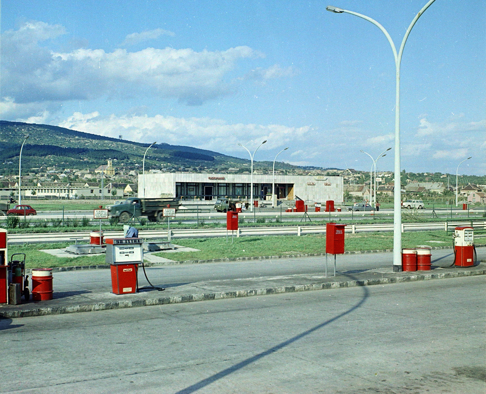 Benzinkút az M1-M7-es autópálya közös szakasza mellett, 1968. Forrás: Fortepan/UVATERV