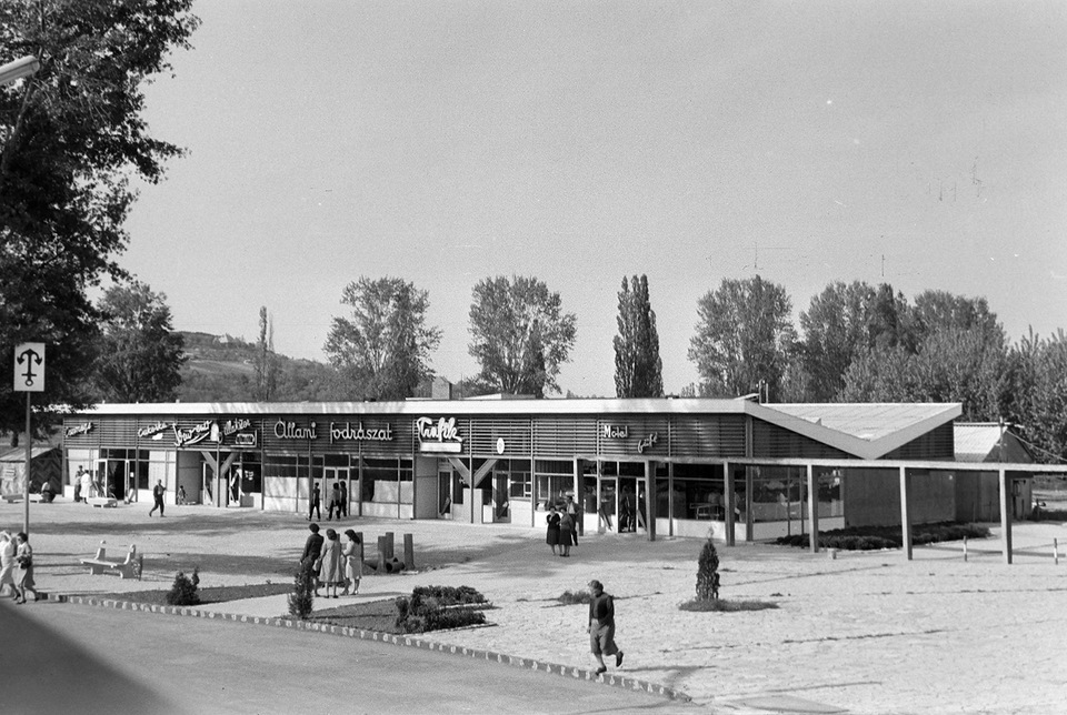 Tihany rév, üzletsor / Forrás: Fortepan 256534 / Közösségi Szociális Szövetkezet