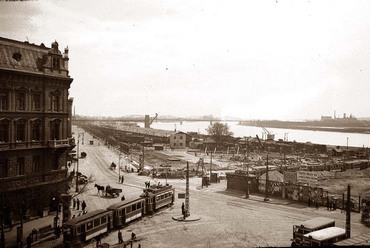 10 A Boráros tér a híd építése idején. Forrás: https://villamosok.hu/balazs/bpvasut/ipvg/dunapart/index.html  