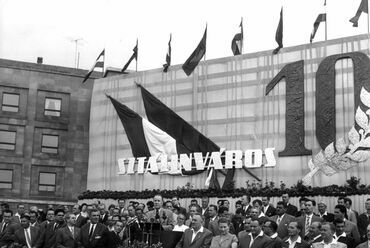 Dunaújváros 10 éves fennállásának ünnepsége. Forrás: dunaujvarosmesel.hu