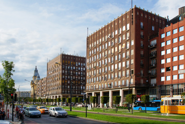 Budapest központjának egyik legnagyobb szabású átépítése volt a Deák Ferenc és Madách Imre tér rendezése, amihez a tervek szerint egy Andrássy úttal párhuzamos új sugárút is csatlakozott volna. A Madách téri házsor végül 1938-ra készült el.