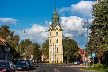 Sopronhoz hasonlóan Szécsény városközpontjában is áll tűztorony, ráadásul a nyugati társához hasonlóan az itteni épülettel is súlyos szerkezeti gondok adódtak, bár egész más jellegűek: a torony szemmel láthatóan, 3 fokkal dől észak felé.
