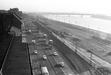 fortepan_252654 Soroksári út az Összekötő vasúti híd felé nézve, jobbra a Dunaparti teherpályaudvar, 1969. Forrás: Fortepan / FŐMTERV