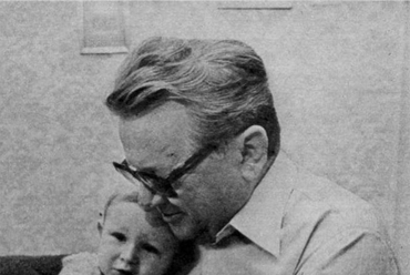 Bondor József nyugalmazott miniszter unokájával. Bohanek Miklós felvétele. Forrás: Képes Újság 1978/1.
