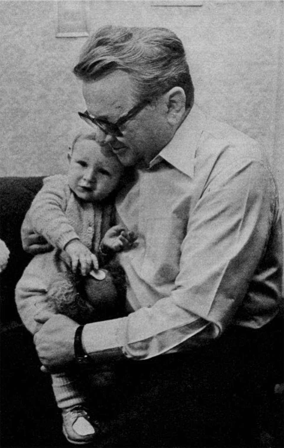 Bondor József nyugalmazott miniszter unokájával. Bohanek Miklós felvétele. Forrás: Képes Újság 1978/1.