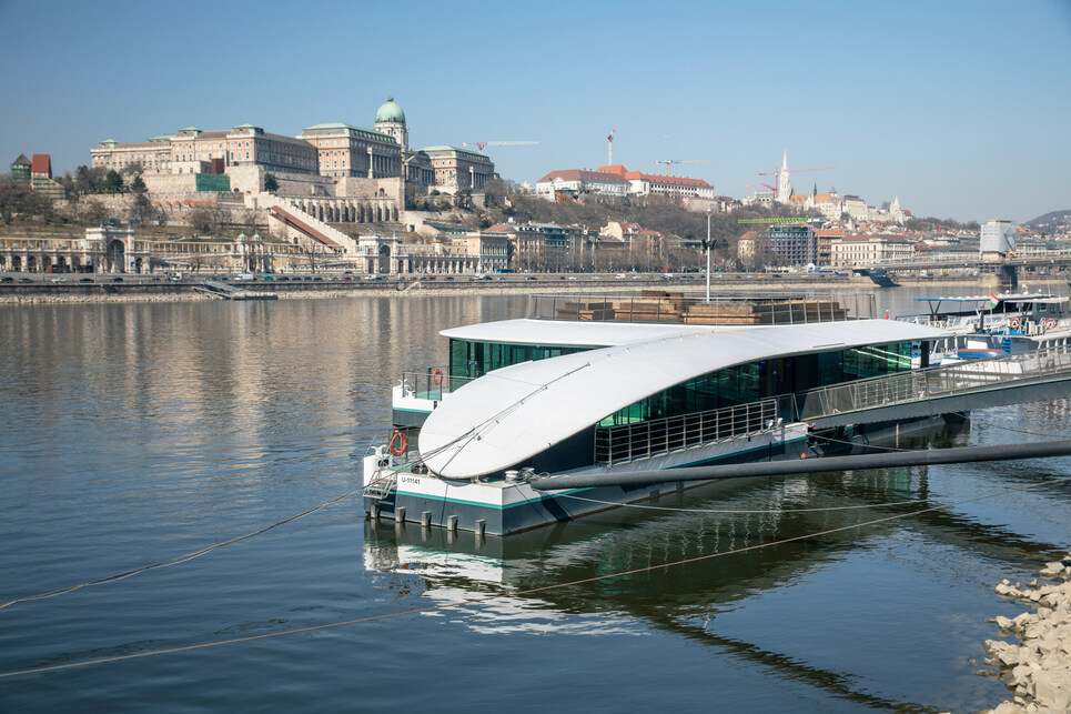 Legenda Kikötőponton, 2022., Koncepcióterv: Peschka Alfréd, Csernik Tamás, Galambos Péter, Hajótervező: Pelsoproject, Generáltervező és belsőépítészet: Kroki Stúdió, Fotó: Dömölky Dániel