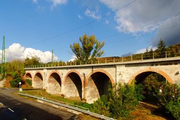 Hazánk legrégibb nagyméretű vasúti hídja, a zebegényi hétlyukú viadukt, 1850-re készült el. Az eredetileg egyvágányos hidat kétszer is szélesítették, boltozatait pedig a kilencvenes években belső vasbeton ívekkel tehermentesítették.