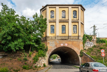 A szegedi Fővám közi aluljáró, avagy helyi nevén Kőlyuk, nem sokkal fiatalabb, 1858-ban épült. A nyugati kapuzat tetejére épült, gőzmozdonyok feltöltésére szolgáló víztornyával egyedülálló közlekedéstörténeti emlék. 