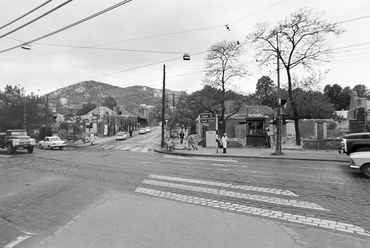 Bontási munkák a Budaörsi út - Hegyalja út - Alkotás utca találkozásánál, 1975. Forrás: Fortepan / Bojár Sándor